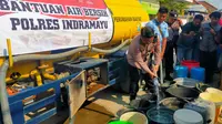 Kapolres Indramayu, AKBP M Fahri Siregar memimpin langsung distribusi air bersih gratis untuk warga.