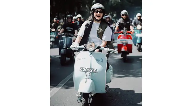 Potret Sintya Marisca Kendarai Vespa