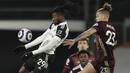 Gelandang Fulham, Andre-Frank Zambo Anguissa (kiri) mengontrol bola di depan gelandang Leeds United, Kalvin Phillips dalam laga lanjutan Liga Inggris 2020/2021 pekan ke-29 di Craven Cottage, London, Jumat (19/3/2021). Fulham kalah 1-2 dari Leeds United. (AP/Matt Dunham/Pool)