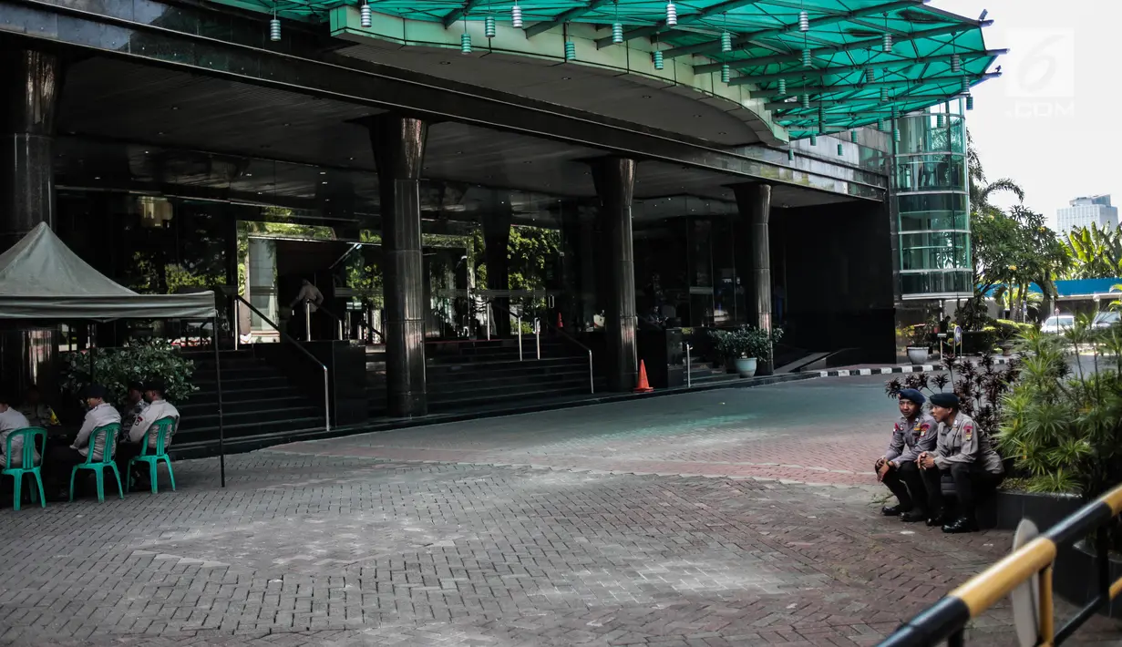 Personel kepolisian disiagakan jelang penyitaan aset di Gedung Granadi, Jakarta, Senin (17/12). Penjagaan ketat tersebut dikarenakan akan ada aksi yang menuntut semua aset Soeharto, keturunan dan kroni-kroninya disita negara. (Liputan6.com/Faizal Fanani)