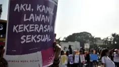 Massa yang tergabung dalam Jaringan Muda Setara menunjukkan poster saat aksi menuntut keadilan untuk WA korban pemerkosaan di kawasan Bundaran HI, Jakarta, Minggu (5/8). (Merdeka.com/Iqbal S. Nugroho)