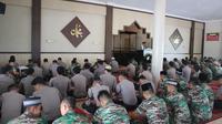 Anggota Polri dari Polda Kaltara dan anggota TNI dari Brigif 24/BC penuhi saf Salat Jumat bertempat di Masjid Assyaifullah Brigif 24/ BC, Bulungan, Kalimantan Utara.