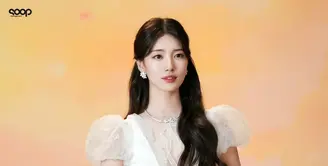 Rambut panjang bergelombangnya dibiarkan terurai lembut, dengan sebagian ditata ke atas untuk menciptakan volume yang pas.  [@skuukzky/@management_soop].