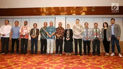 Ketua KPU Arief Budiman bersama para panelis serta moderator debat keempat Pilpres 2019 saat acara penandatanganan pakta integritas di Jakarta, Rabu (27/3). Penandatanganan pakta integritas ini merupakan bentuk komitmen menjaga independensi dan integritas debat. (Liputan6.com/Johan Tallo)