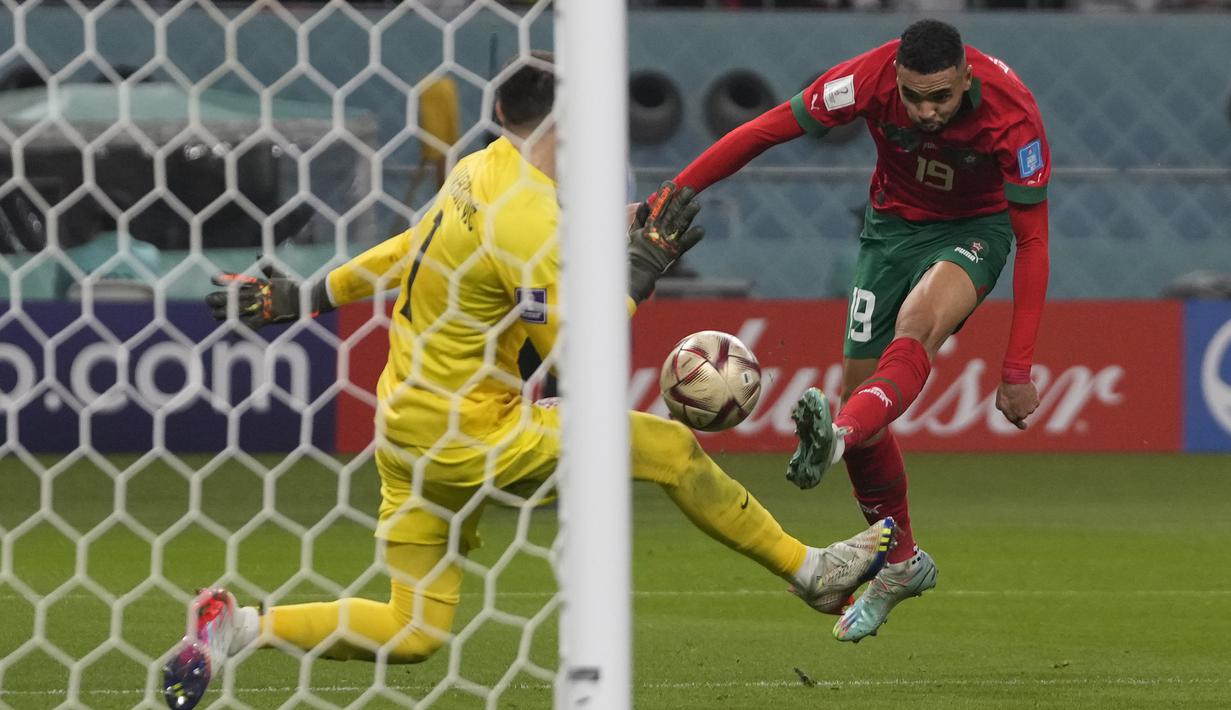 Maroko lagi-lagi mengancam gawang Kroasia, Youssef En-Nesyri yang sudah berhadapan dengan Dominik Livakovic gagal menyelesaikan tendangannya dengan baik. (AP Photo/Thanassis Stavrakis)