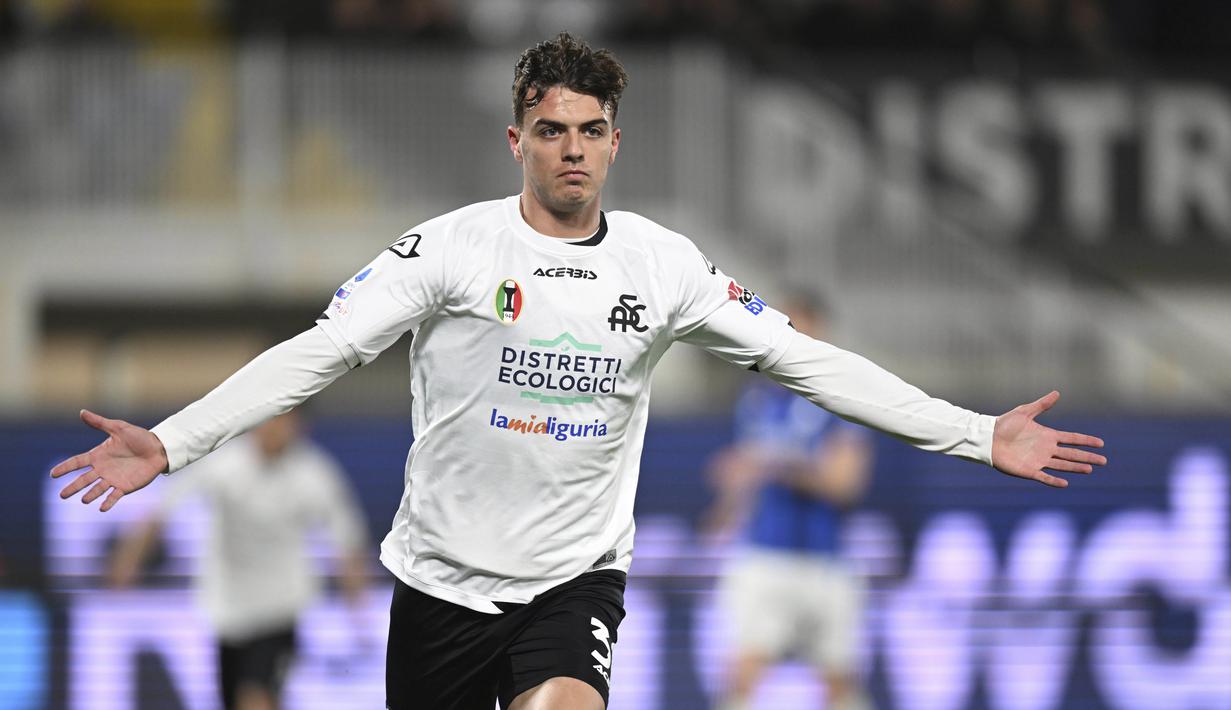 Penyerang Spezia, Daniel Maldini melakukan selebrasi setelah mencetak gol ke gawang Inter Milan pada pertandingan lanjutan Liga Serie A Italia di Stadion Alberto Picco di La Spezia, Italia, Sabtu (11/3/2023). Spezia menang atas Inter Milan dengan skor 2-1. (Tano Pecoraro./LaPresse via AP)