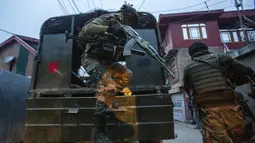 Tentara India tiba dalam operasi kontra-pemberontakan di pinggiran Srinagar, Kashmir, India, 3 Januari 2022. Menurut polisi, seorang pemberontak utama dan rekannya tewas dalam operasi tersebut. (AP Photo/Mukhtar Khan)