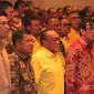 Wapres Jusuf Kalla (tengah) saat menghadiri penutupan Rapimnas Partai Golkar 2016, Jakarta, Senin (25/1/2016). Salah satu hasil Rapimnas adalah akan diselenggarakannya Munaslub Golkar 2016 (Liputan6.com/Angga Yuniar)