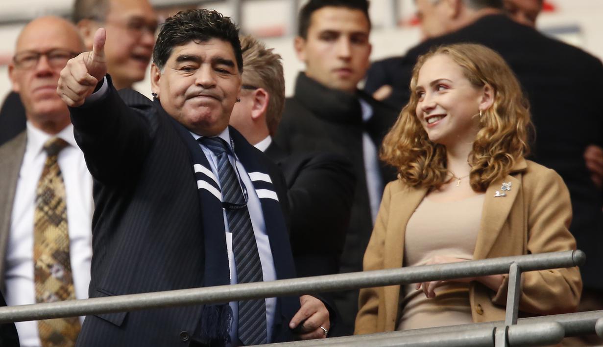 Diego Maradona sempat bermain untuk Tonttenham pada tanggal 1 Mei 1986 melawan Inter Milan. Laga tersebut untuk penghargaan kepada rekan senegaranya Osvaldo César Ardiles. (AFP/IKIMAGES /Ian Kington)