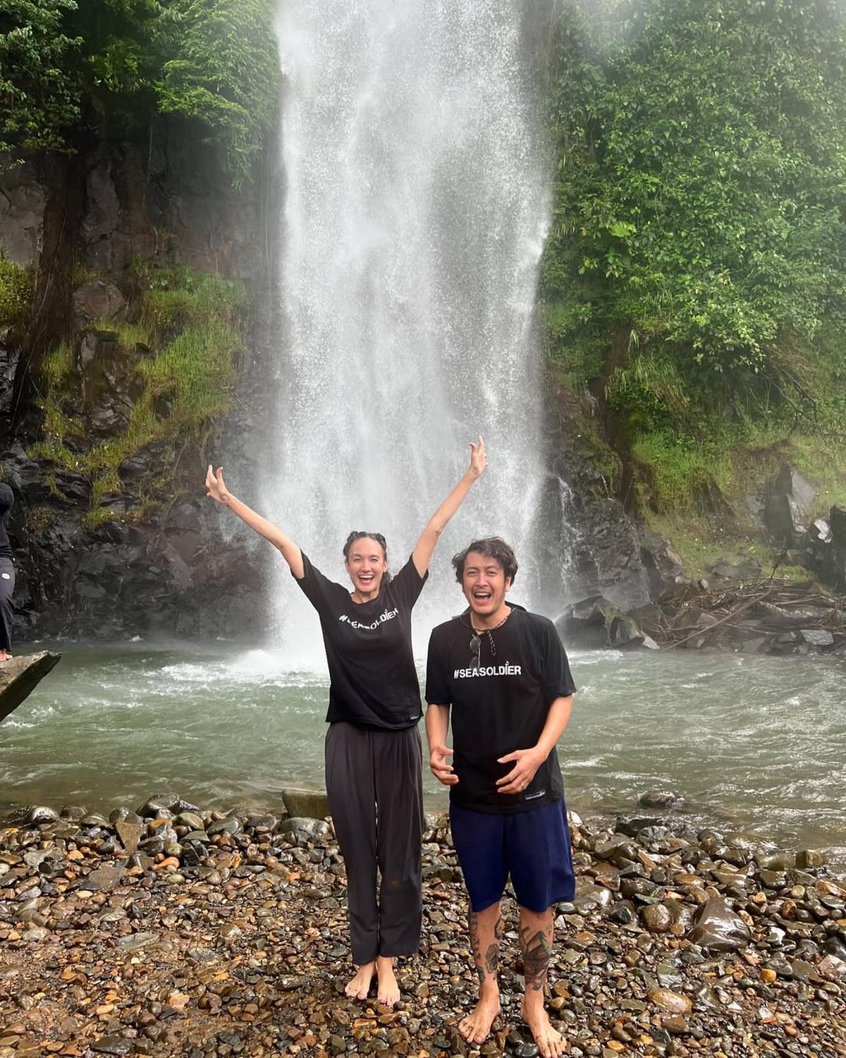Potret Nadine Chandrawinata Ajak 2 Anaknya ke Curug, Kompak Sama Dimas Anggara