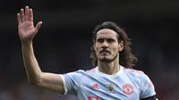 Striker Manchester United atau MU Edinson Cavani melambaikan tangannya ke arah penonton di&nbsp;akhir pertandingan Liga Inggris melawan Crystal Palace di Stadion Selhurst Park, London, Minggu, 22 Mei 2022. (AP Photo/Ian Walton)