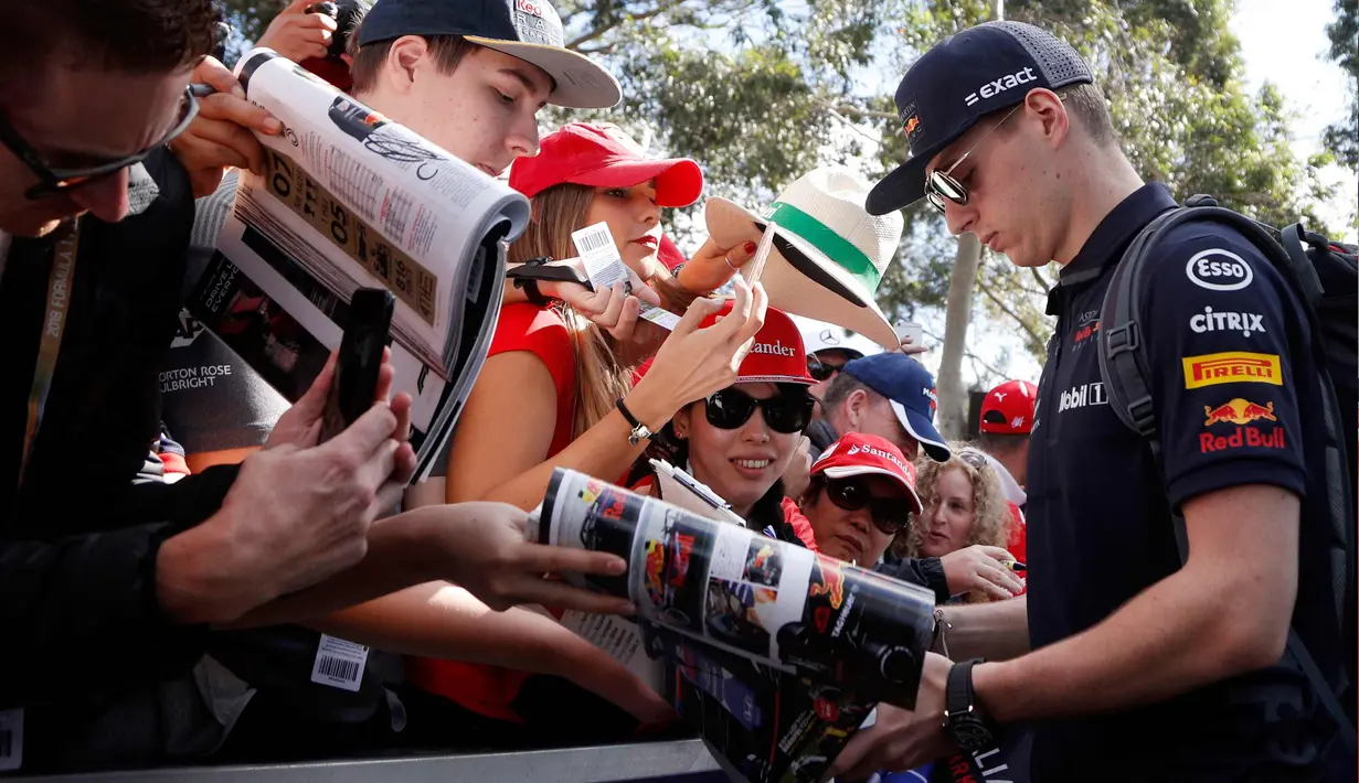 Pembalap Red Bull, Max Verstappen memberi tanda tangan kepada fans saat parade pembalap jelang balapan pertama musim ini di GP F1 Australia di Melbourne, Australia, (25/3). (AP Photo / Asanka Brendon Ratnayake)