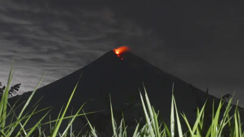 Gunung Semeru Masih Keluarkan Material Vulkanik