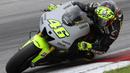 Valentino Rossi tampil dengan motor warna abu-abu saat mengikuti pra musim  MotoGP tahun 2013. (AFP Photo/Peter Lim)