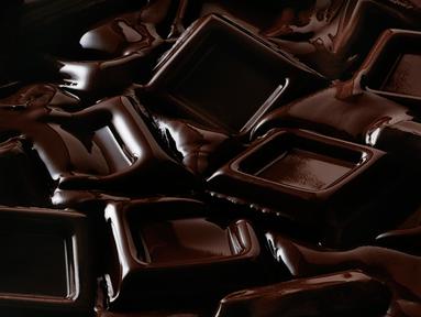 Jika dimakan dalam jumlah yang secukupnya, cokelat hitam bisa memperbaiki sistem cerna dan melawan lemak perut. Untuk itu, cari cokelat yang mengandung 70-80% kokoa. (huffingtonpost.com)