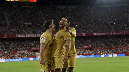 Bek Barcelona, Eric Garcia (tengah) berselebrasi dengan rekan satu timnya setelah mencetak gol ke gawang Sevilla pada pertandingan lanjutan La Liga Spanyol di Seville, Spanyol, Sabtu (3/9/2022). Barcelona menang telak atas Sevilla 3-0. (AP Photo/Jose Breton)