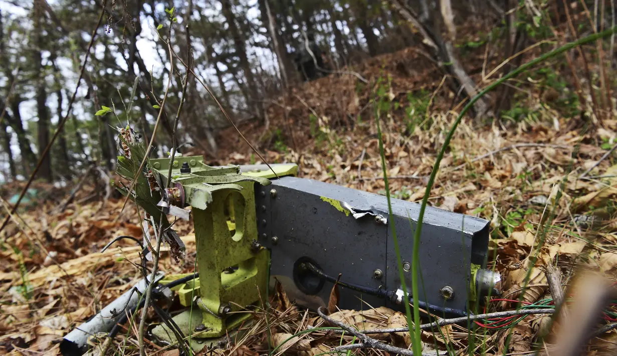 Puing-puing pesawat latih KT-1 Angkatan Udara Korea Selatan terlihat di sebuah lapangan di Sacheon, Korea Selatan, Jumat (1/4/2022). Dua pesawat angkatan udara Korea Selatan bertabrakan di udara selama pelatihan dan jatuh di dekat pangkalan mereka, menewaskan empat pilot. (Kim Dong-min/Yonhap via AP