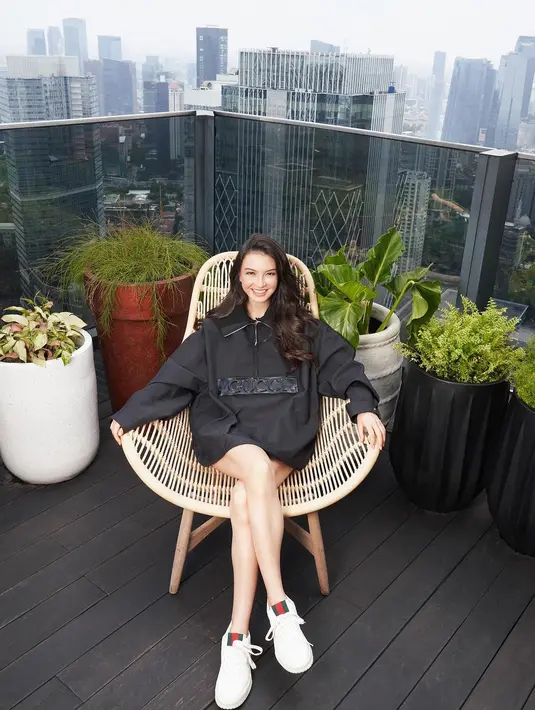 Raline Shah terlihat awet muda dengan baju longgar. Kali ini ia pilih oversized jacket dari Gucci yang dipadukan dengan sneakers ikonik Gucci. [@ralineshah]