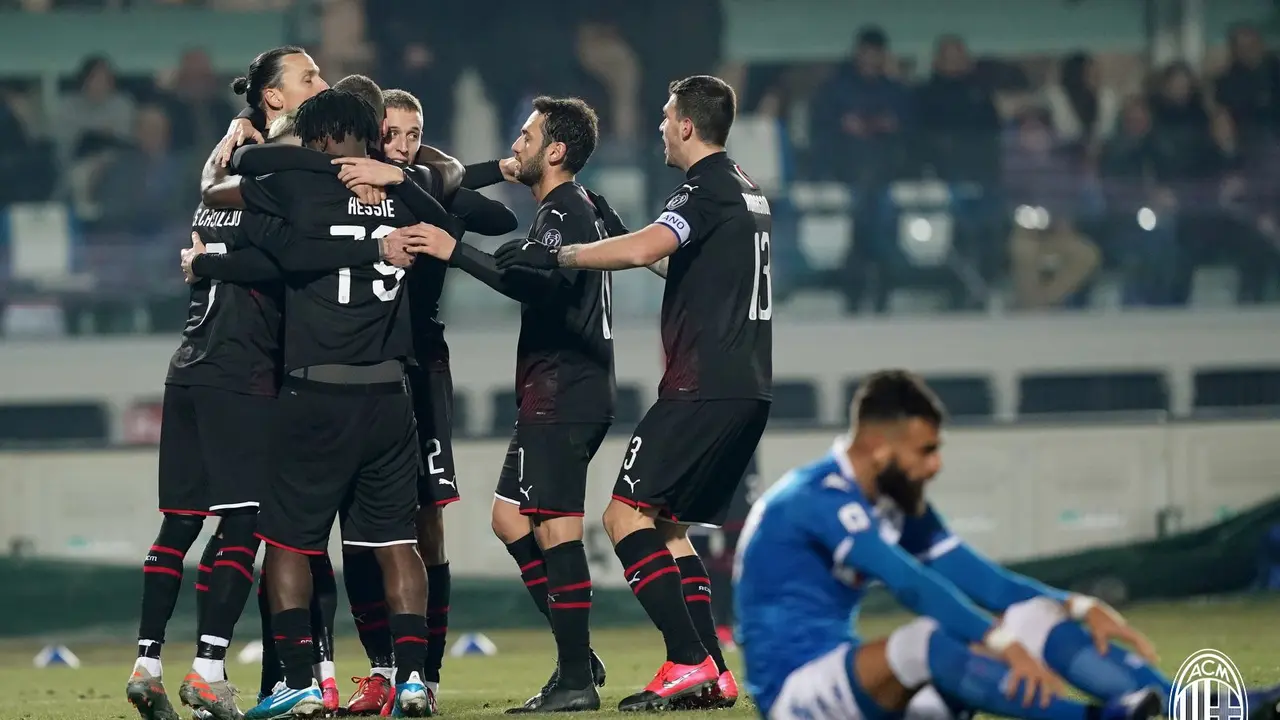 Para pemain AC Milan merayakan gol Ante Rebic ke gawang Brescia