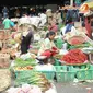 Di pasar induk Kramat Jati, jumlah pasokan sayur terutama cabai dan bawang merah tampak menurun (Liputan6.com/Rini Suhartini).