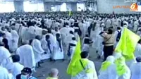 [VIDEO] Ratusan Jemaah Haji Melontar Jumroh di Mina