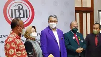 Ketua Persatuan Dokter Gigi Indonesia (PDGI) Usman Sumantri (Tengah) dalam konferensi pers bersama Ikatan Dokter Indonesia di Menteng, Jakarta Pusat, Senin (26/9/2022). Foto: (Liputan6.com/Ade Nasihudin).