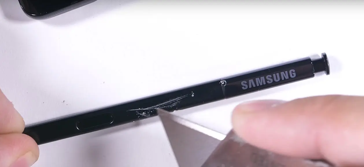 	S-Pen Galaxy Note 8 digores dengan cutter (Sumber: YouTube/ JerryRigEverything)