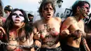 Ratusan aktivis nekat bertelanjang dada saat menggelar aksi Hari Internasional untuk Penghapusan Kekerasan terhadap Perempuan di Lima, Peru, Rabu (25/11). Dalam aksinya, mereka menuntut legalisasi aborsi dalam kasus pemerkosaan. (AFP PHOTO/CRIS BOURONCLE)