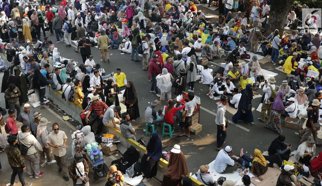 Massa aksi berkumpul di sekitaran Patung Kuda Arjuna Wiwaha di Jalan Medan Merdeka Barat, Jakarta, Kamis (27/6/2019). Massa aksi berkumpul terkait pelaksanaan sidang putusan perselisihan hasil Pilpres 2019 di Gedung Mahkamah Konstitusi. (Liputan6.com/Helmi Fithriansyah)