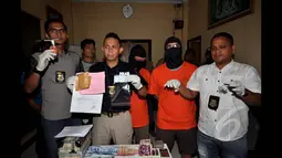 Gitaris grup band Padi, Ari Tri Susanto dibekuk dengan barang bukti narkotika jenis sabu di studio miliknya di kawasan Ciputat, Tangerang pada Kamis (22/1/2015) dini hari. (Liputan6.com/Miftahul Hayat)
