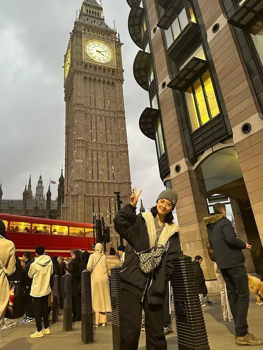 "Free time in London." tulis anggota tertua BLACKPINK itu pada caption postingan foto-foto di London. (FOTO: instagram.com/sooyaaa__/)