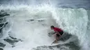 Surfer asal Amerika Serikat, John John Florence melawan ombak pada kompetisi Rio Pro Men's surfing championsghip tour di Pantai Barra de Tijuca,Rio de Janeiro, Brasil (19/5/2016). (AFP/ Christophe Simon)