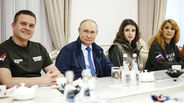 Dalam foto yang dirilis oleh Layanan Pers Kepresidenan Rusia pada hari Rabu (21/5/2025), Presiden Rusia Vladimir Putin tengah berbicara dengan para relawan di wilayah Kursk.