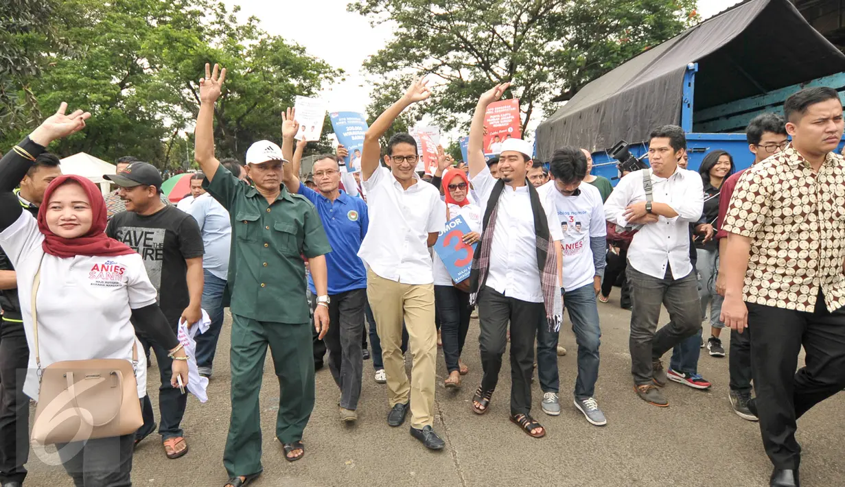 Cawagub DKI Jakarta, Sandiaga Uno dan Ustad Solmed saat tiba di Pasar Induk, Kramat Jati, Jakarta, Senin (16/1). (Liputan6.com/Yoppy Renato)