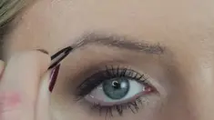 Seorang wanita memotong rambutnya sendiri untuk menebalkan alis. Lihat hasilnya di sini. Sumber: Metro.co.uk.