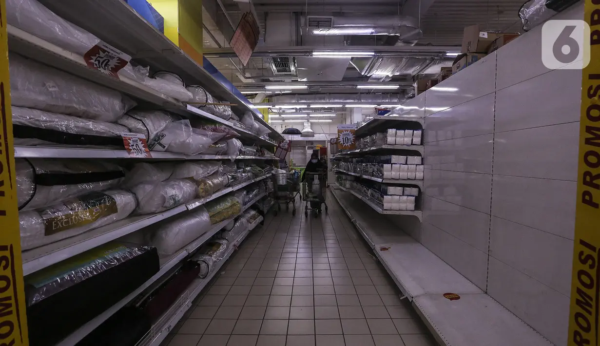 Konsumen memilih barang kebutuhan di salah satu gerai supermarket Giant di Jakarta, Kamis (4/3/2021). Persaingan bisnis ritel makanan dan pandemi yang berkepanjangan membuat store Giant tutup satu per satu. (Liputan6.com/Johan Tallo)