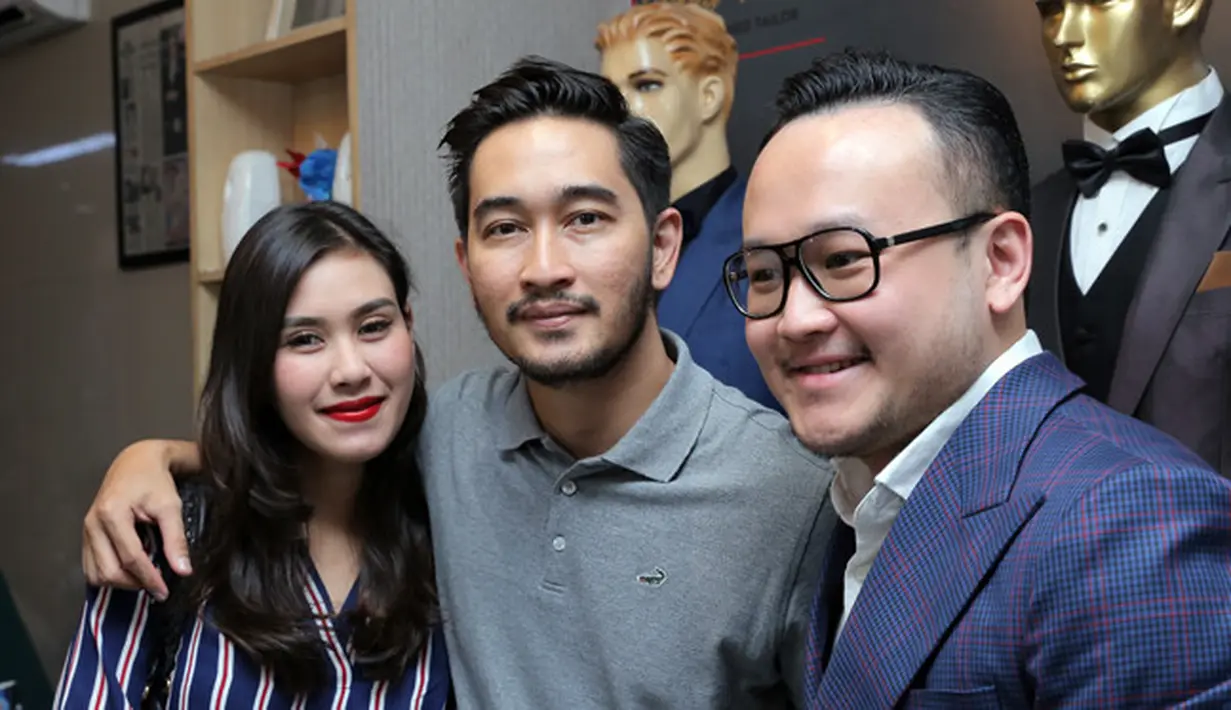 Adik Raffi Ahmad itu akan menikah dengan musisi Jeje Govinda pada 21 April mendatang. Konsep internasional dipilih pasangan ini saat resepsi. Jeje mengenakan tuksedo. (Deki Prayoga/Bintang.com)