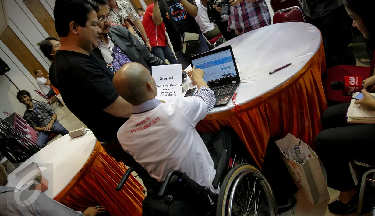 Ketua KPU Husni Kamil Manik (baju hitam) berdiskusi dengan peserta Apps Challange Code for Vote 4.0 di Kantor KPU, Jakarta, Minggu (8/11). Menyambut Pilkada Serentak 9 Desember 2015, KPU dan Perludem menggelar kompetisi (Liputan6.com/Faizal Fanani)