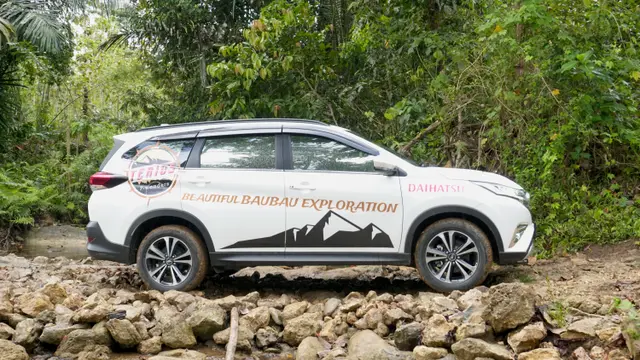 Daihatsu Terios 7 Wonders menuju tempat trekking Air Terjun Samparona