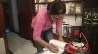Revlina Ranting menandatangani buku karyanya dalam sesi book signing. (foto: Liputan6.com / edhie prayitno ige)