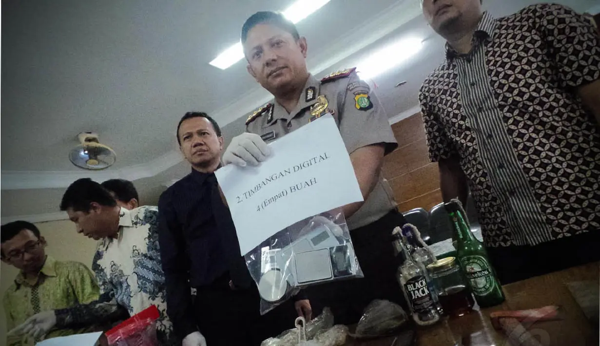 Petugas menunjukan barang bukti dalam penggerebekan di Universitas Nasional (UNAS) di Mapolres Jakarta Selatan, Jumat (15/8/14). (Liputan6.com/Faizal Fanani)