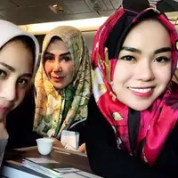 Nagita Slavina dan Amy Qanita saat umrah (Instagram/@raffinagita1717)