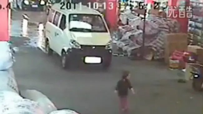 Rekaman CCTV ketika sebuah mobil menabrak anak balita berusia 2 tahun di China pada 2011. (Sumber The New Yoker)