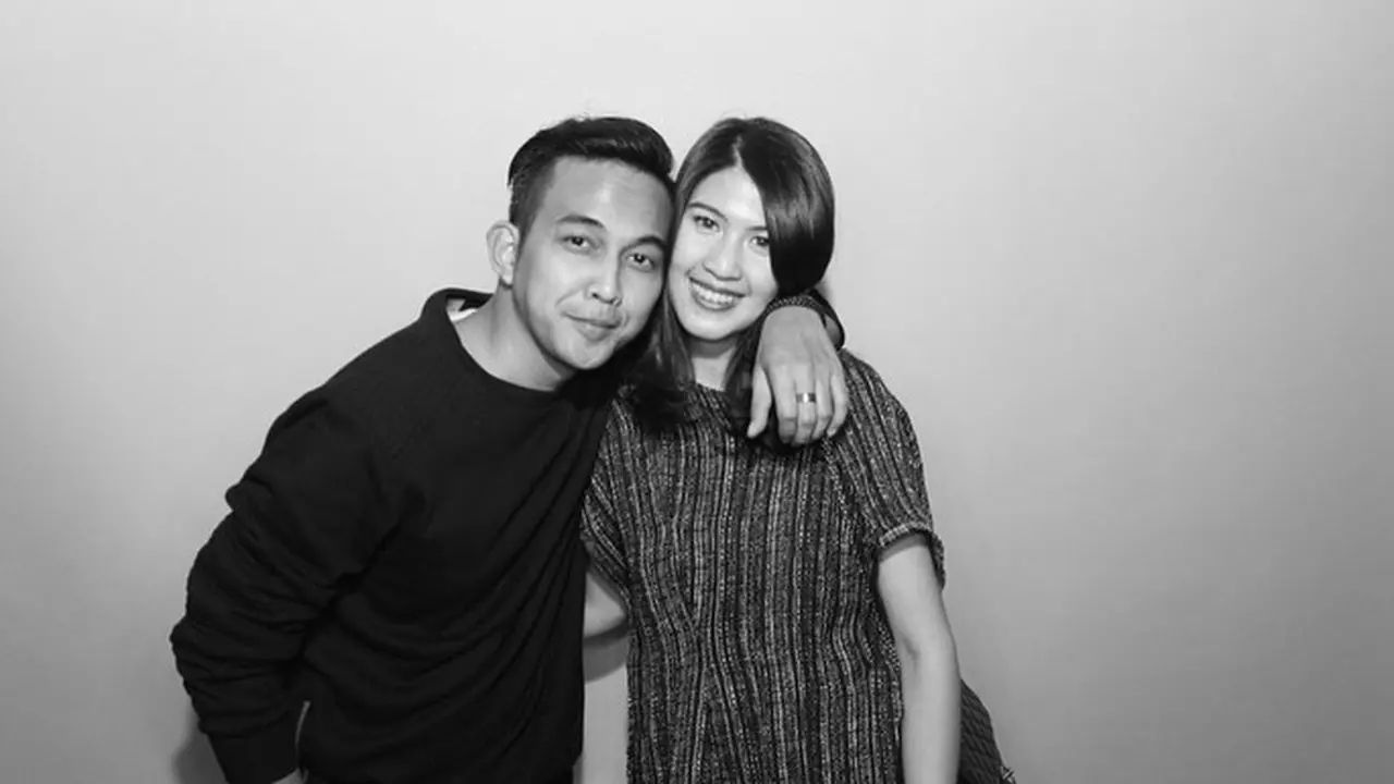 Dikaruniai Anak Usai 8 Tahun Menikah, Ini 7 Momen Mesra Indra Sinaga dan Istri