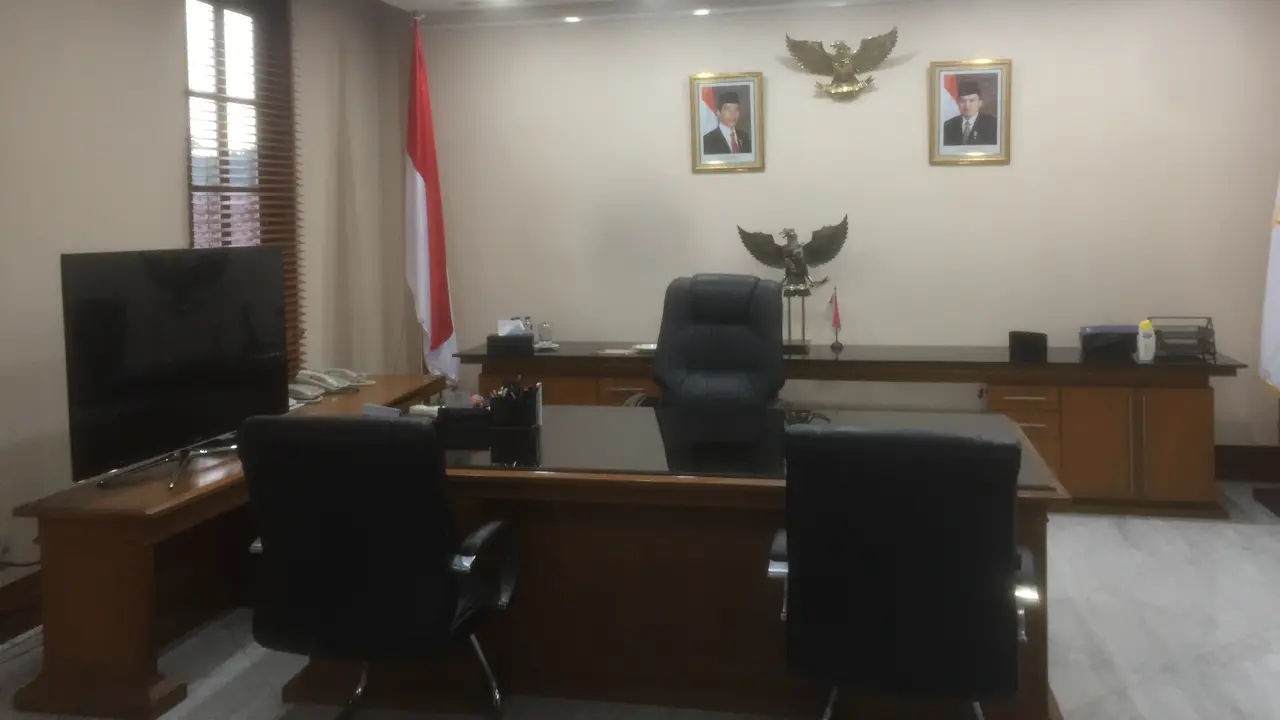 Suasana ruang kerja Djarot di malam terakhir
