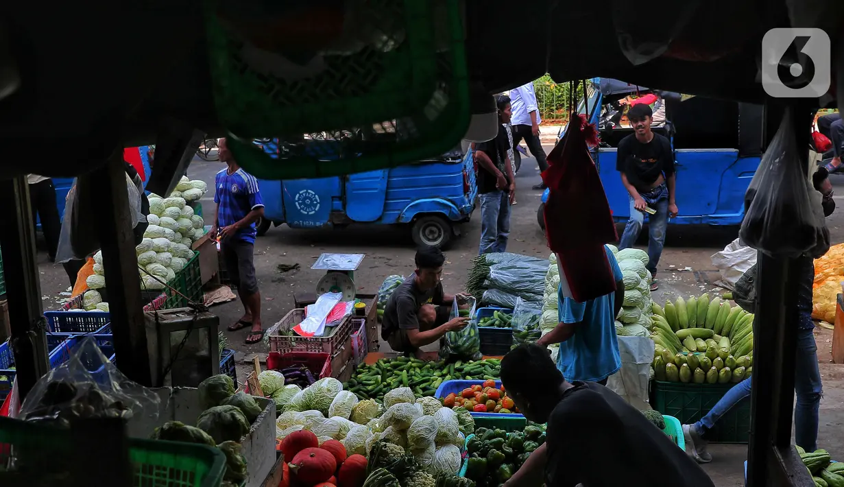Aktivitas perdagangan di Pasar Senen, Jakarta, Jumat (16/9/2022). Pemerintah memprediksi laju inflasi sebesar 1,38% pada September 2022. Adapun prediksi ini akibat kenaikan harga bahan bakar minyak (BBM). Kementerian Keuangan mengatakan laju inflasi akan kembali normal pada November 2022. (Liputan6.com/Angga Yuniar)