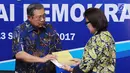  Ketua Umum Partai Demokrat Susilo Bambang Yudhoyono (kiri) menerima buku dari Wakil Ketua KPK, Basaria Panjaitan di DPP Partai Demokrat, Jakarta, Rabu (13/9). Pertemuan membahas sinergitas pemberantasan korupsi. (Liputan6.com/Helmi Fithriansyah)