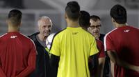 Pelatih Filipina, Sven-Goran Eriksson, memberikan instruksi saat latihan di Stadion Madya Senayan, Jakarta, Selasa (22/11). Latihan ini persiapan jelang laga Piala AFF 2018 melawan Indonesia. (Bola.com/Yoppy Renato)