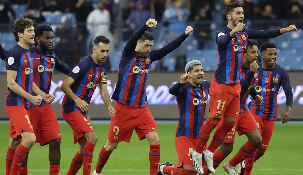 Barcelona menyusul Real Madrid lolos ke final Piala Super Spanyol 2022/2023 setelah menyingkirkan Real Betis di babak semifinal melalui kemenangan adu penalti 4-2 (2-2) dalam laga yang digelar di King Fahd Stadium, Arab Saudi, Jumat (13/1/2023) dini hari WIB. Dengan hasil ini laga El Clasico antara Barcelona melawan Real Madrid akan tersaji di partai final Piala Super Spanyol 2022/2023. (AFP/Giuseppe Cacace)