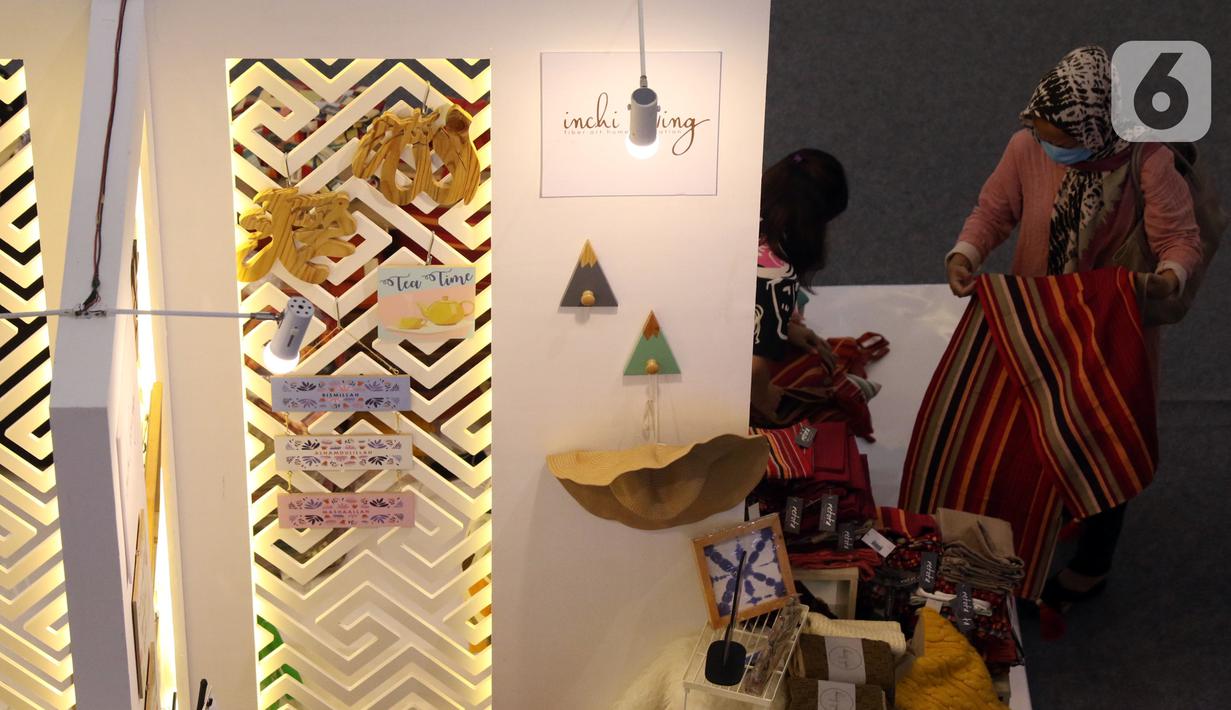 Pengunjung mengamati kerajinan tangan rumahan dalam pameran Creative Culture Home di Sumarecon Mal Serpong, Tangerang, Banten, Selasa (27/10/2020). Pameran ini digelar guna mendukung para pelaku seni tetap kreatif dan produktif dalam berkarya di masa pandemi COVID-19. (Liputan6.com/Angga Yuniar)